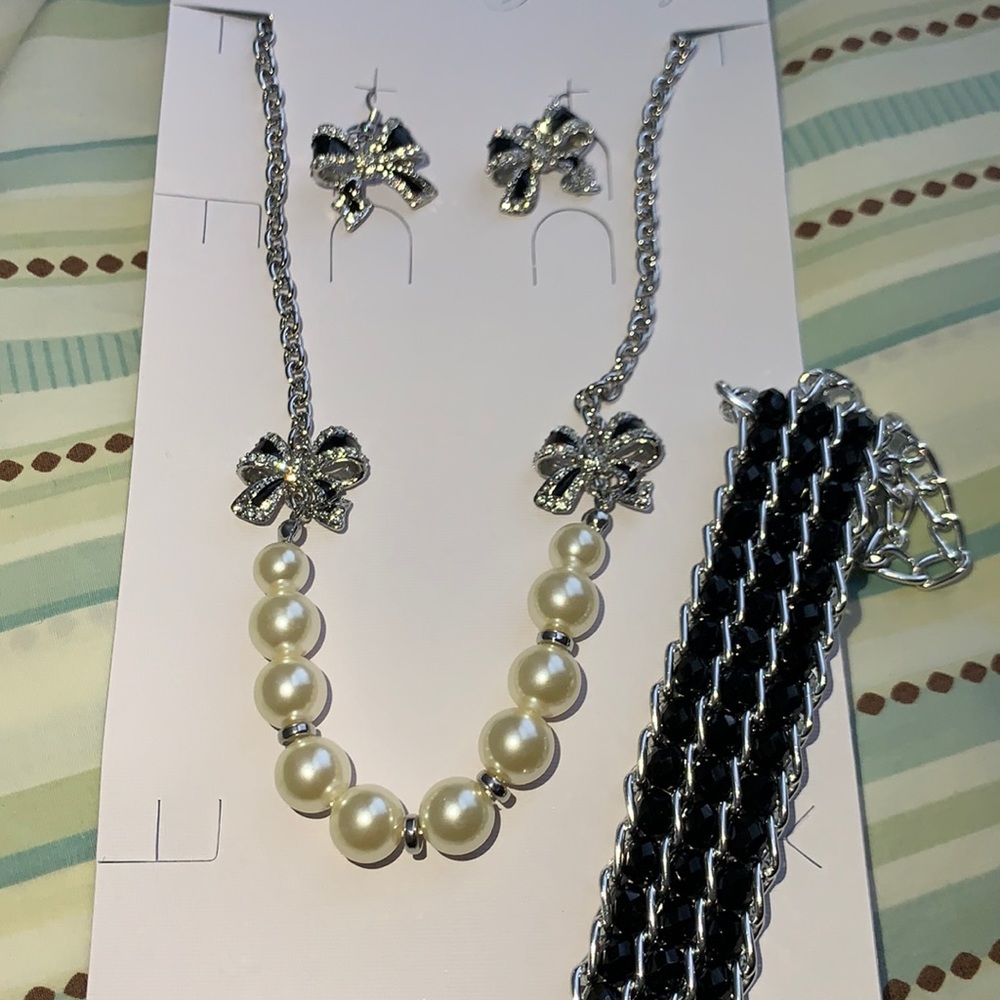 Matching Bow Necklace & Earring Set!